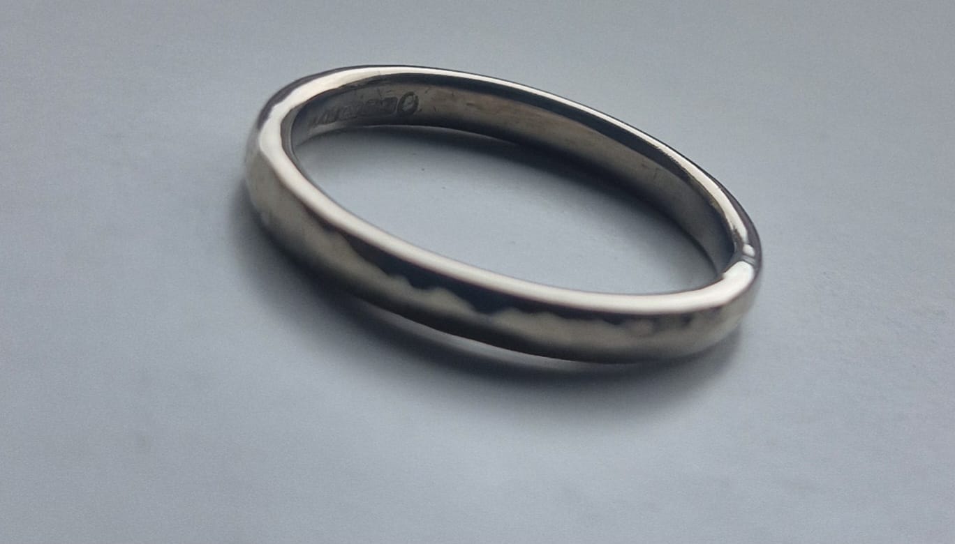 18K White Gold Hammered Wedding Band