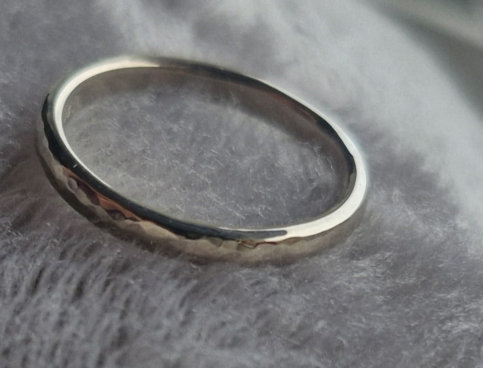 18K White Gold Hammered Wedding Band